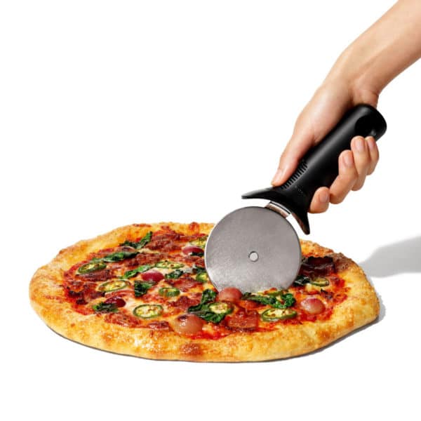 Roulette à pizza 8cm OXO – Image 2