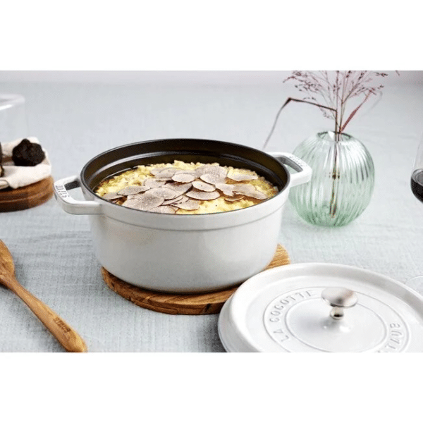 Cocotte en fonte ronde 24cm - Truffe blanche STAUB – Image 4